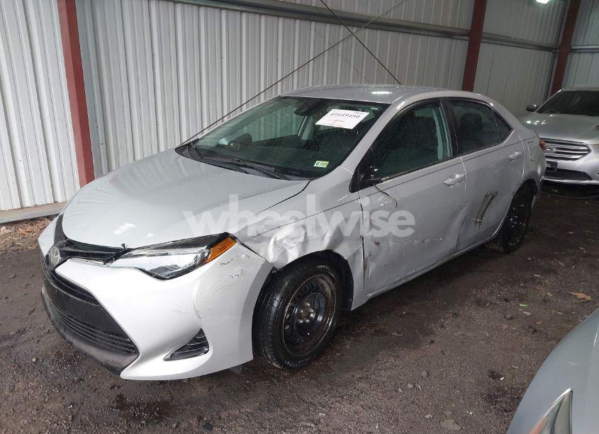 Photo 2 of 2018 Toyota Corolla LE (VIN 2T1BURHE6JC062978)