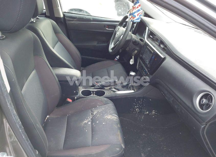 Photo 5 of 2018 Toyota Corolla LE (VIN 2T1BURHE6JC074161)