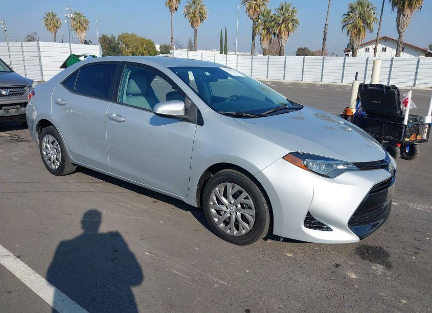 2018 Toyota Corolla LE (VIN 2T1BURHE6JC083765) main photo
