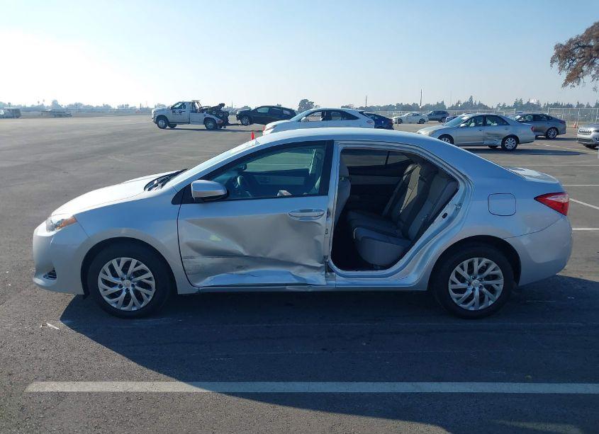 Photo 15 of 2018 Toyota Corolla LE (VIN 2T1BURHE6JC083765)