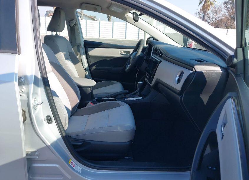 Photo 5 of 2018 Toyota Corolla LE (VIN 2T1BURHE6JC083765)