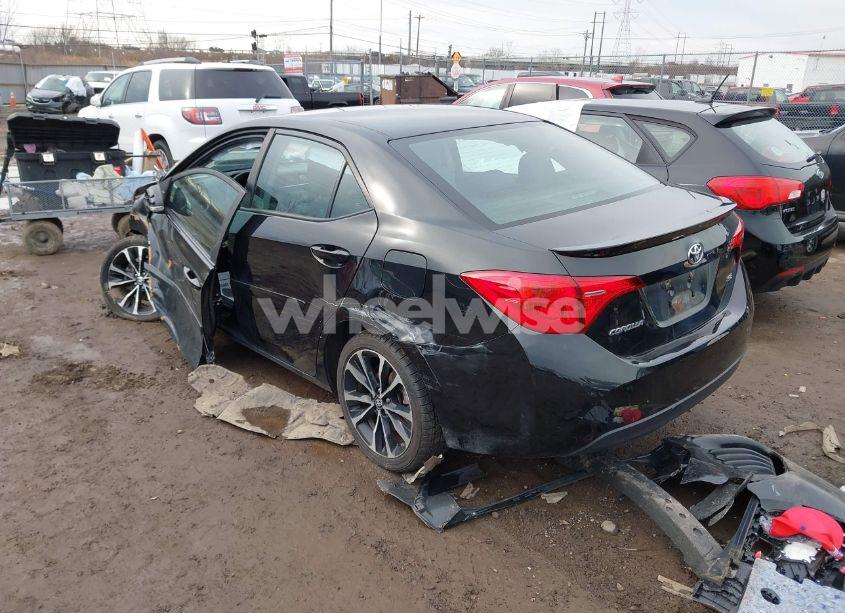 Photo 3 of 2018 Toyota Corolla SE (VIN 2T1BURHE6JC101018)