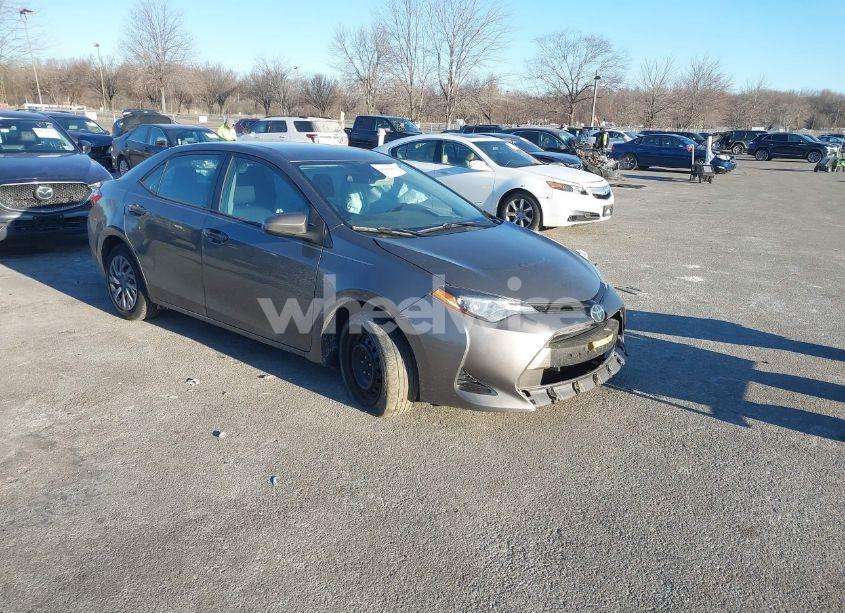 2018 Toyota Corolla LE (VIN 2T1BURHE6JC108096) main photo