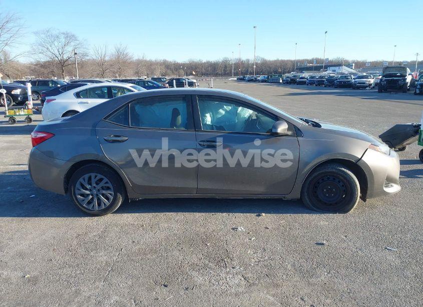 Photo 13 of 2018 Toyota Corolla LE (VIN 2T1BURHE6JC108096)