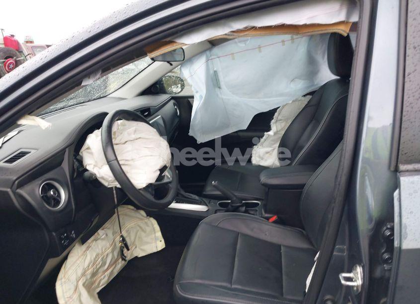 Photo 5 of 2018 Toyota Corolla XLE (VIN 2T1BURHE6JC970833)