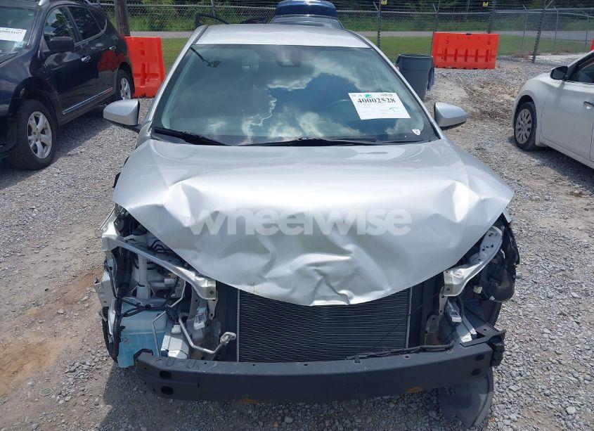 Photo 13 of 2018 Toyota Corolla LE (VIN 2T1BURHE6JC984747)