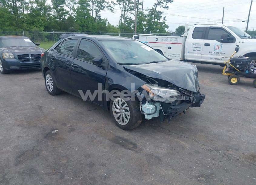 2018 Toyota Corolla LE (VIN 2T1BURHE6JC995411) main photo