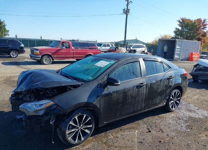 Photo 2 of 2018 Toyota Corolla SE (VIN 2T1BURHE7JC019623)