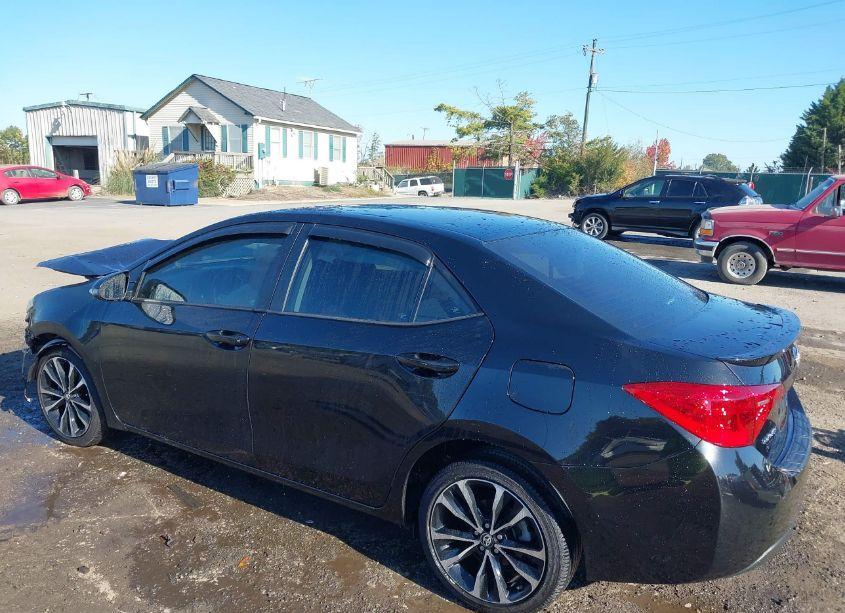 Photo 3 of 2018 Toyota Corolla SE (VIN 2T1BURHE7JC019623)