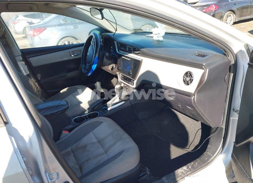 Photo 5 of 2018 Toyota Corolla LE (VIN 2T1BURHE7JC046630)