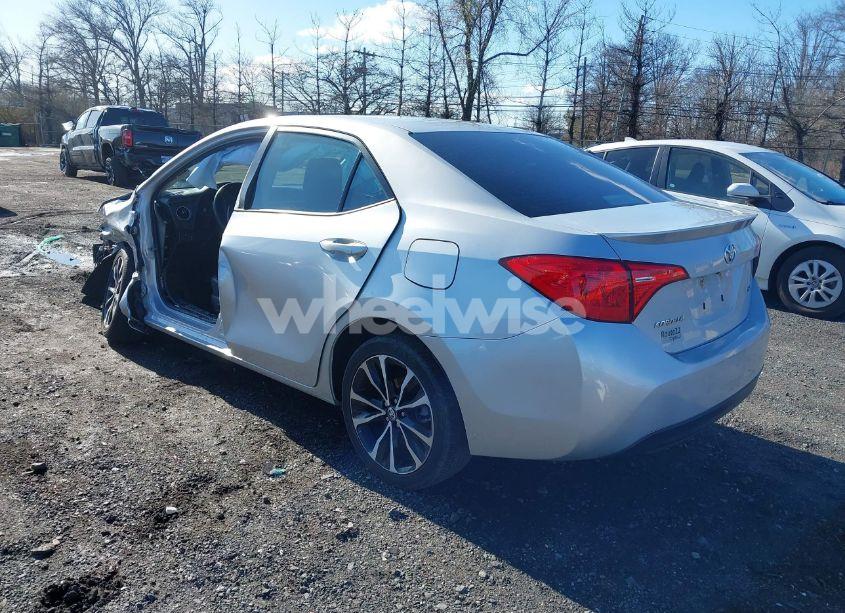 Photo 3 of 2018 Toyota Corolla SE (VIN 2T1BURHE7JC055652)