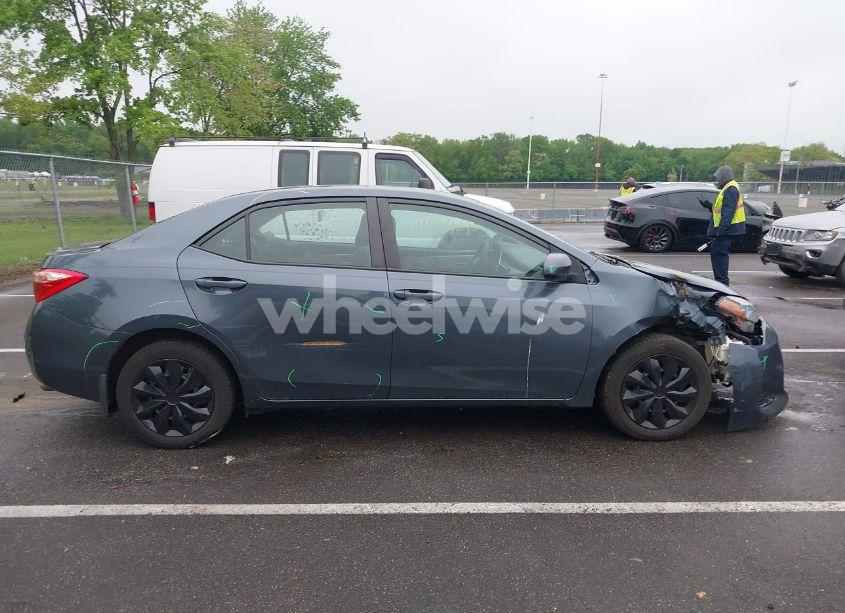 Photo 13 of 2018 Toyota Corolla LE (VIN 2T1BURHE7JC113386)