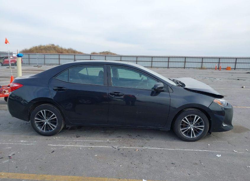 Photo 13 of 2018 Toyota Corolla L/LE/XLE/SE/XSE (VIN 2T1BURHE7JC975409)
