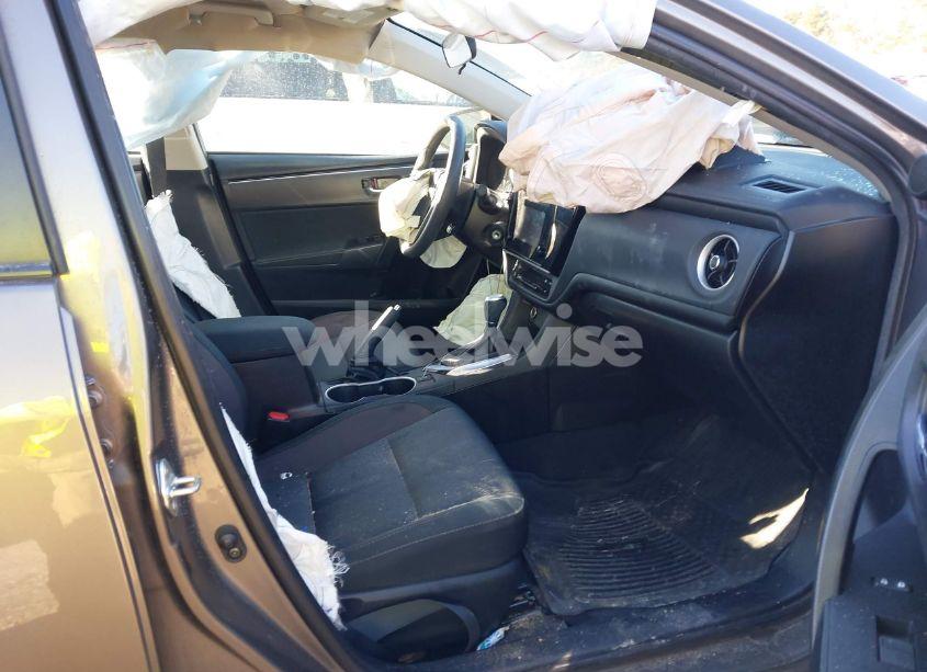 Photo 5 of 2019 Toyota Corolla LE (VIN 2T1BURHE7KC135356)