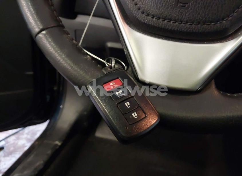 Photo 11 of 2019 Toyota Corolla XLE (VIN 2T1BURHE7KC138628)