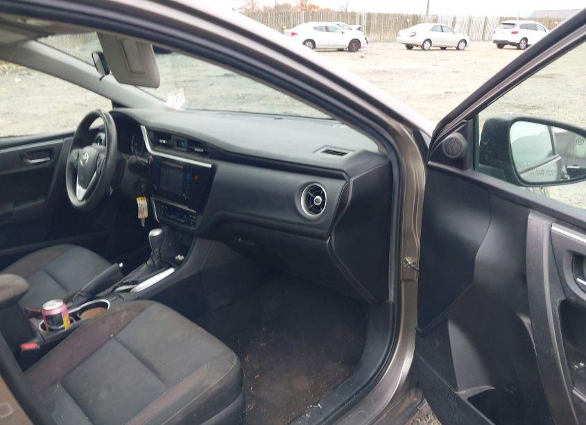 Photo 5 of 2019 Toyota Corolla LE (VIN 2T1BURHE7KC184461)