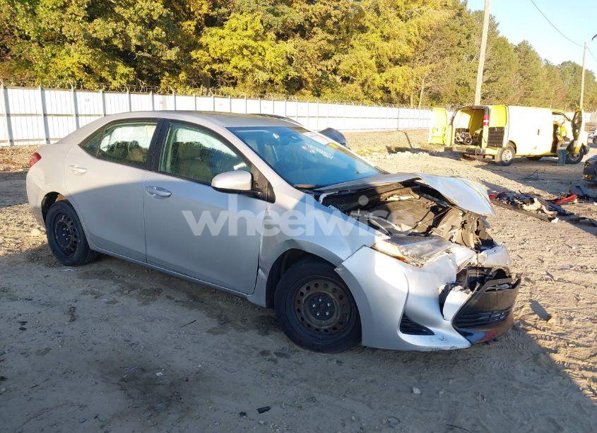 2019 Toyota Corolla LE (VIN 2T1BURHE7KC240947) main photo