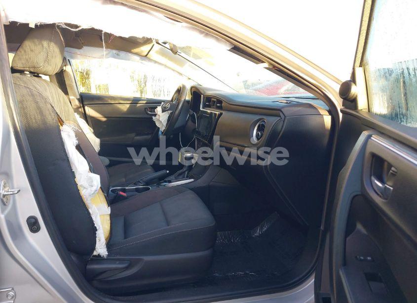 Photo 5 of 2019 Toyota Corolla LE (VIN 2T1BURHE7KC240947)