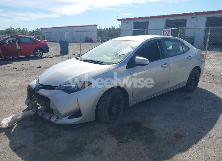 Photo 2 of 2019 Toyota Corolla LE (VIN 2T1BURHE7KC246733)