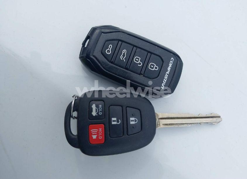 Photo 11 of 2018 Toyota Corolla LE (VIN 2T1BURHE8JC006041)