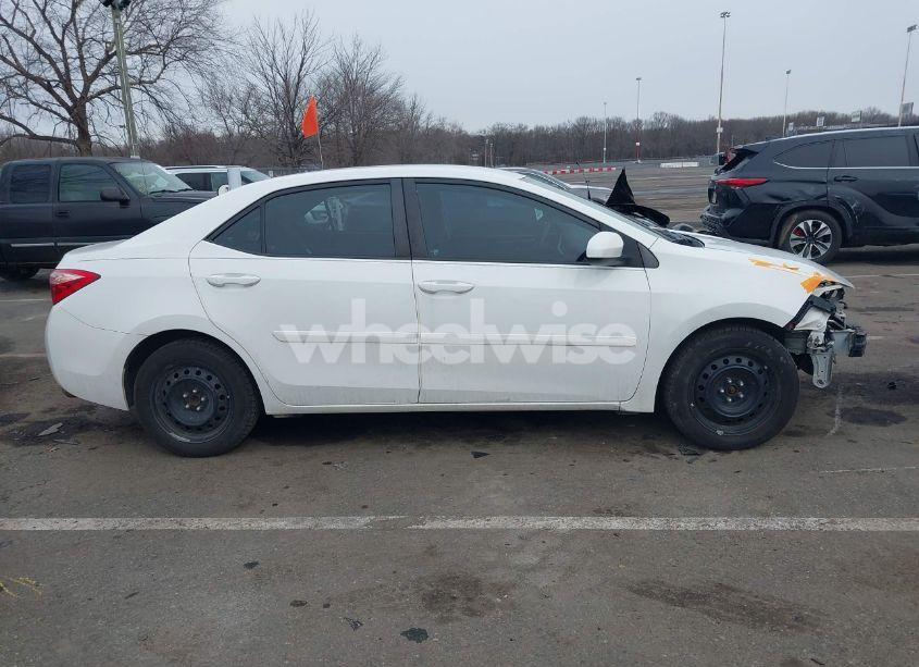 Photo 13 of 2018 Toyota Corolla LE (VIN 2T1BURHE8JC006041)