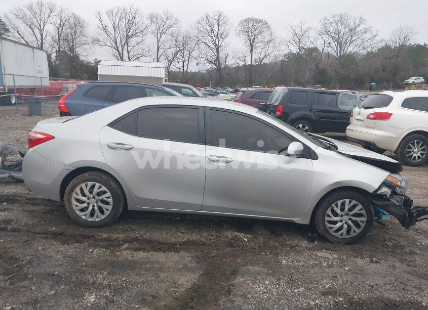 Photo 13 of 2018 Toyota Corolla LE (VIN 2T1BURHE8JC034129)