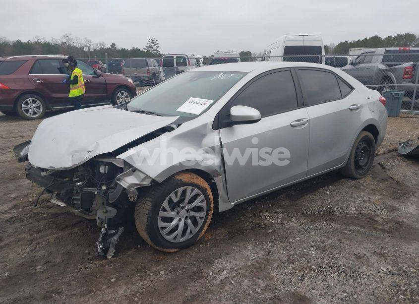 Photo 2 of 2018 Toyota Corolla LE (VIN 2T1BURHE8JC034129)