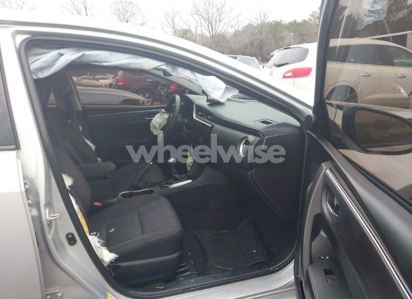 Photo 5 of 2018 Toyota Corolla LE (VIN 2T1BURHE8JC034129)