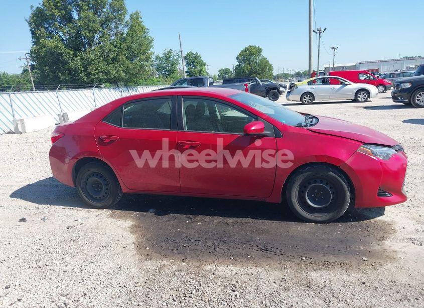 Photo 13 of 2018 Toyota Corolla LE (VIN 2T1BURHE8JC041548)