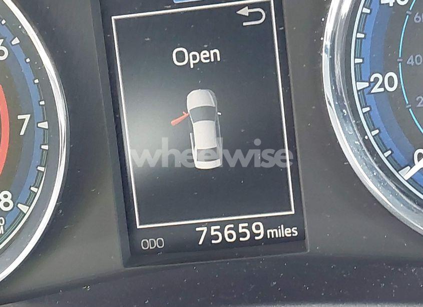 Photo 15 of 2018 Toyota Corolla SE (VIN 2T1BURHE8JC045230)