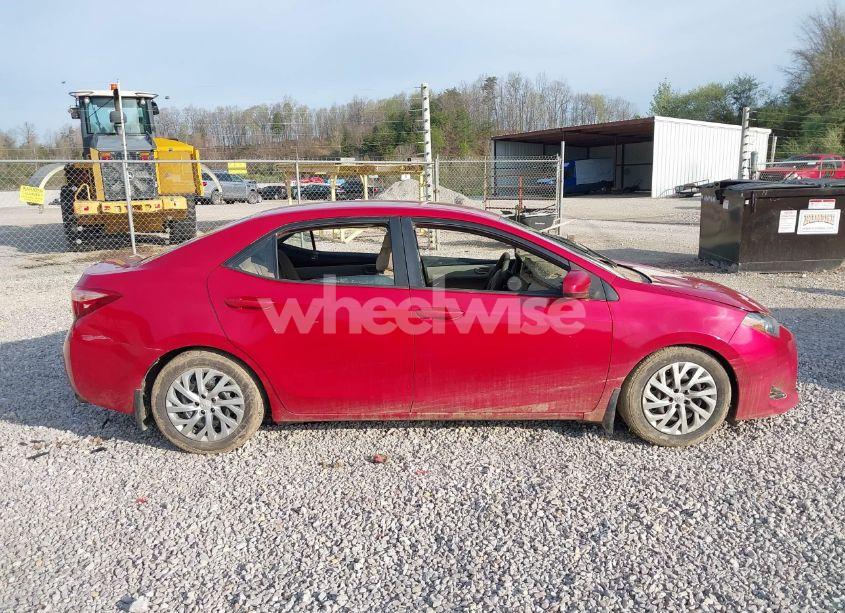 Photo 13 of 2018 Toyota Corolla LE (VIN 2T1BURHE8JC058060)