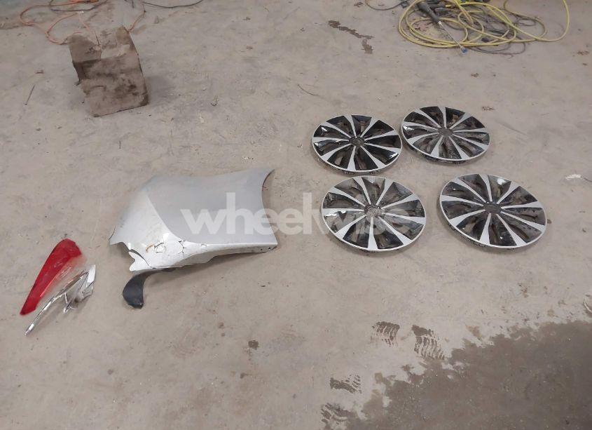 Photo 12 of 2018 Toyota Corolla LE (VIN 2T1BURHE8JC064800)