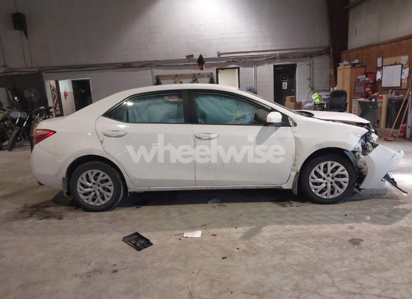 Photo 13 of 2018 Toyota Corolla LE (VIN 2T1BURHE8JC076882)