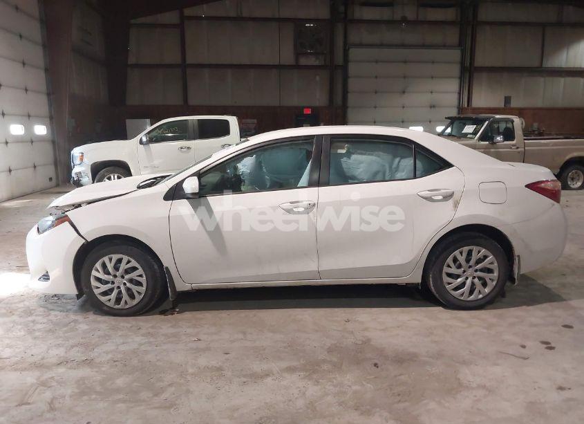 Photo 14 of 2018 Toyota Corolla LE (VIN 2T1BURHE8JC076882)