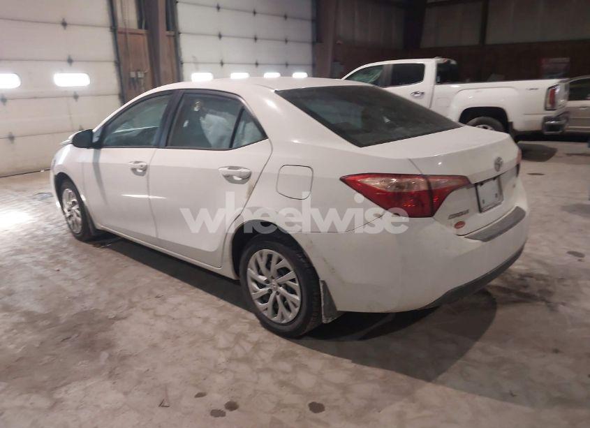 Photo 3 of 2018 Toyota Corolla LE (VIN 2T1BURHE8JC076882)