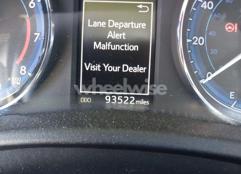 Photo 16 of 2018 Toyota Corolla SE (VIN 2T1BURHE8JC080897)