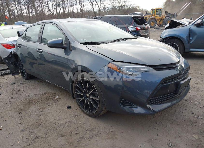 2018 Toyota Corolla LE (VIN 2T1BURHE8JC081838) main photo