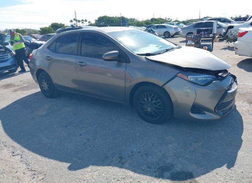 2018 Toyota Corolla LE (VIN 2T1BURHE8JC093651) main photo