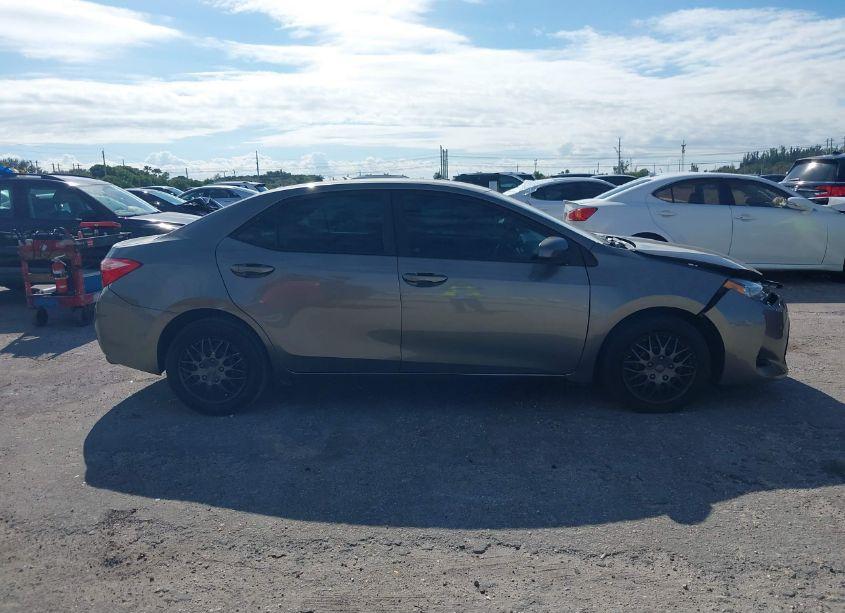 Photo 13 of 2018 Toyota Corolla LE (VIN 2T1BURHE8JC093651)