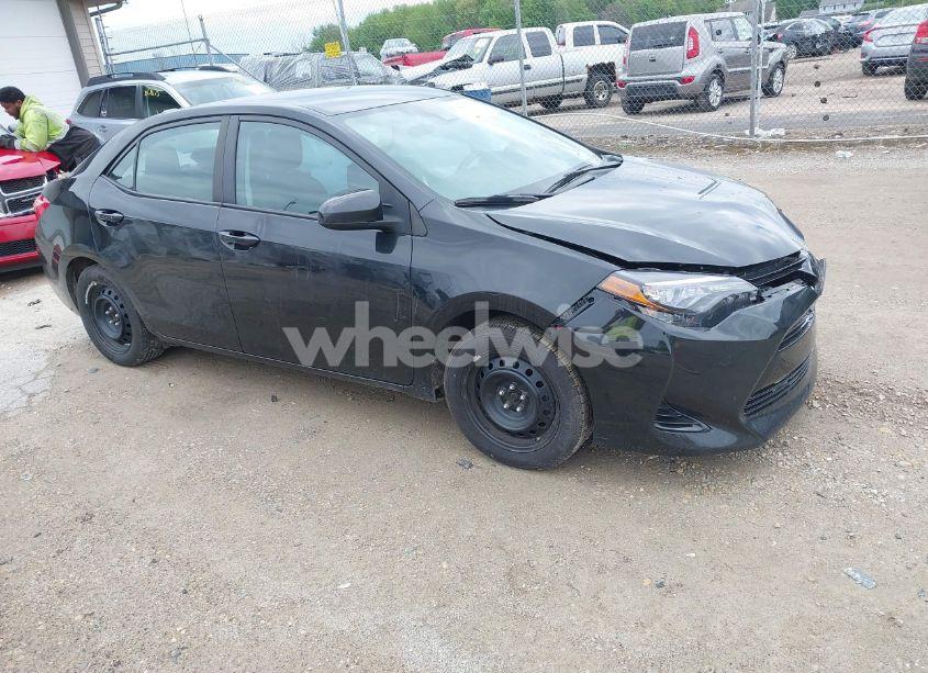 2018 Toyota Corolla LE (VIN 2T1BURHE8JC113915) main photo