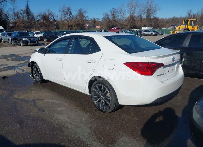 Photo 3 of 2018 Toyota Corolla SE (VIN 2T1BURHE8JC978108)