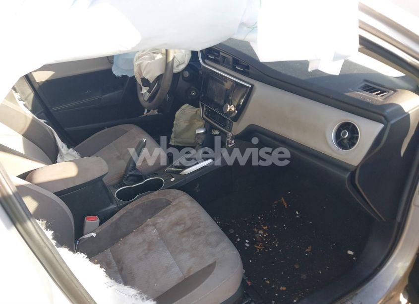 Photo 5 of 2019 Toyota Corolla LE (VIN 2T1BURHE8KC172657)