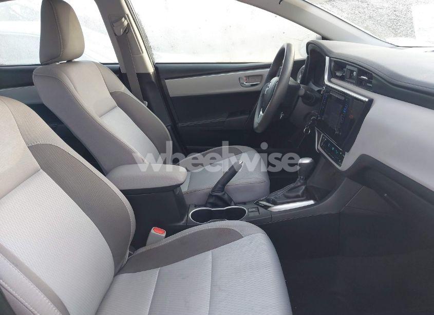 Photo 5 of 2019 Toyota Corolla LE (VIN 2T1BURHE8KC172772)