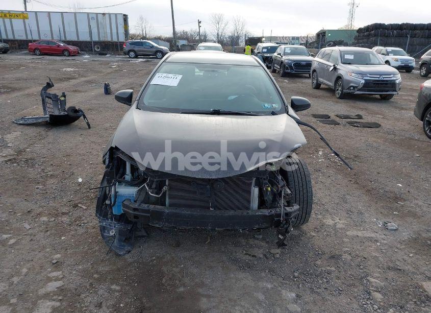 Photo 13 of 2015 Toyota Corolla LE (VIN 2T1BURHE9FC321518)