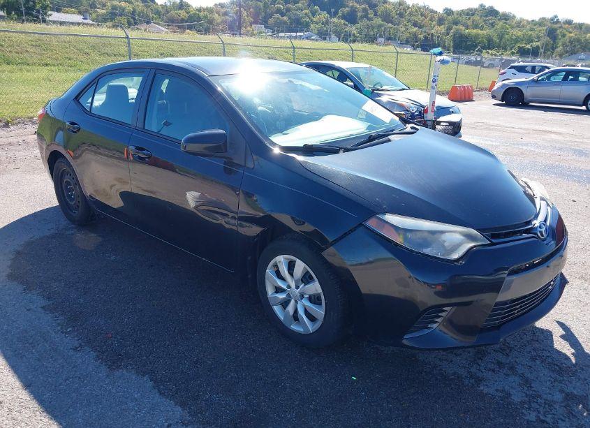2015 Toyota Corolla LE (VIN 2T1BURHE9FC332471) main photo