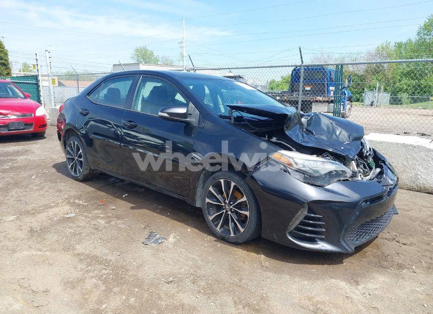 2017 Toyota Corolla SE (VIN 2T1BURHE9HC843665) main photo