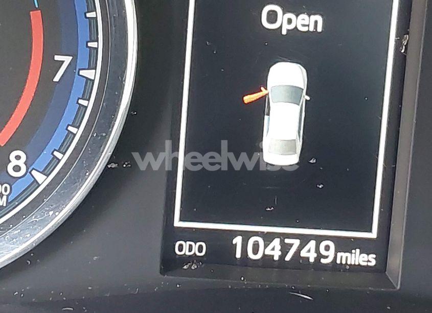 Photo 16 of 2018 Toyota Corolla SE (VIN 2T1BURHE9JC002645)