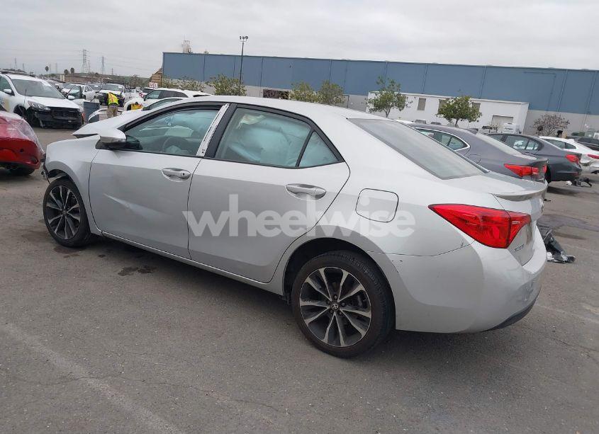 Photo 3 of 2018 Toyota Corolla SE (VIN 2T1BURHE9JC002645)