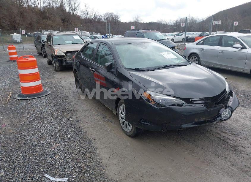 2018 Toyota Corolla LE (VIN 2T1BURHE9JC029165) main photo