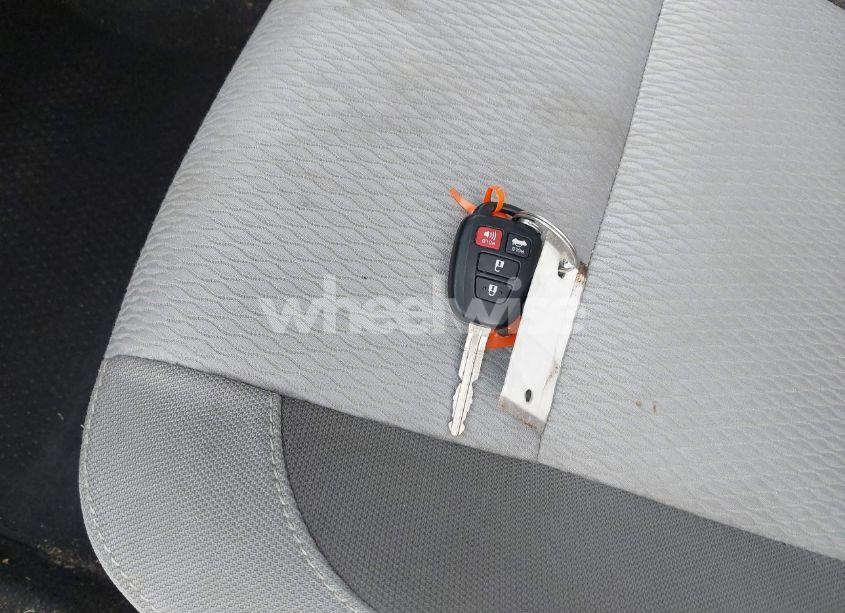 Photo 11 of 2018 Toyota Corolla LE (VIN 2T1BURHE9JC029165)